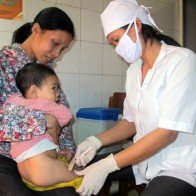 Hậu Giang khám cho trẻ trước khi tiêm vắcxin Quinvaxem