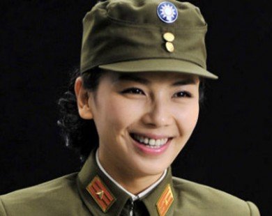 Mỹ nhân Hoa ngữ xinh đẹp, cá tính trong trang phục nhà binh
