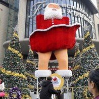 Ông già Noel bị gió tung váy giống Marilyn Monroe