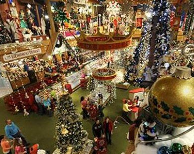 Choáng ngợp với cửa hàng Giáng sinh lớn nhất thế giới