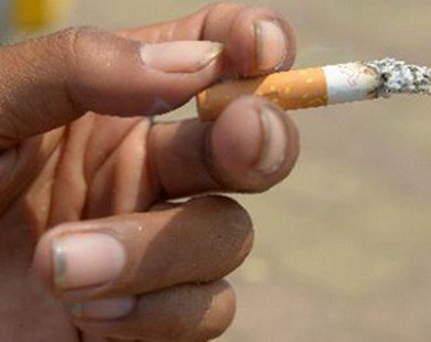 Tây Ban Nha cấm hút thuốc lá điện tử tại nơi công cộng