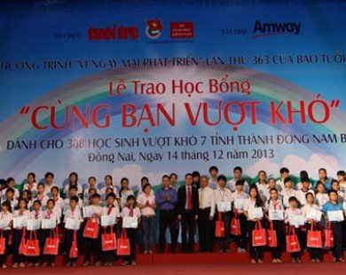 Amway Việt Nam trao học bổng cho học sinh nghèo vượt khó