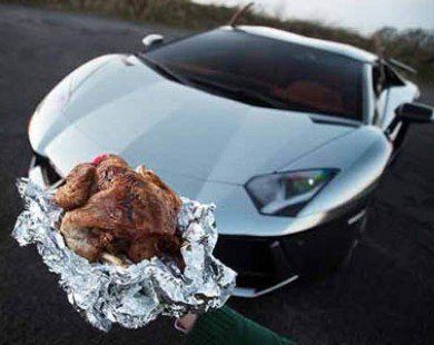 Giáng sinh: Nướng gà Tây bằng siêu xe Lamborghini