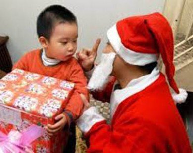 Thuê ông già Noel tặng quà là lừa dối trẻ?