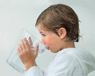 Uống thiếu nước khiến trẻ biếng ăn