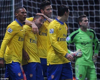 Arsenal tái chiếm ngôi đầu