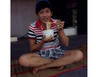 Facebook sao 24h: Hoài Linh khoanh chân ăn mỳ gói