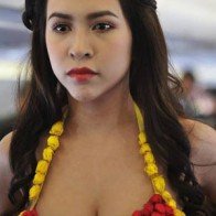 "Bỏng mắt" với màn trình diễn bikini siêu hot trên máy bay