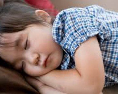 Giúp bé tự tin khi ngủ riêng một mình