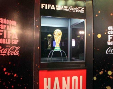Chùm ảnh Cúp vàng World Cup gây cơn sốt tại Hà Nội
