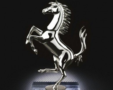 Biểu tượng ngựa chồm Ferrari có giá hơn trăm triệu đồng