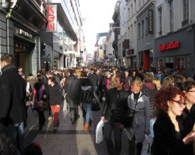Bỉ: Tặng quần áo cho khách hàng chỉ mặc đồ lót