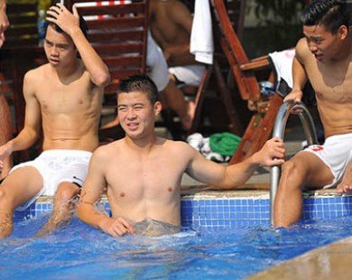 Sao U19 Việt Nam khoe cơ bắp như lực sỹ tại bể bới