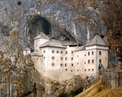 Lâu đài cổ nằm trước hang động tuyệt đẹp ở Slovenia