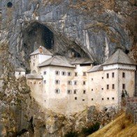 Lâu đài cổ nằm trước hang động tuyệt đẹp ở Slovenia