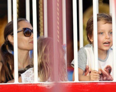 Jolie đưa cặp song sinh đi chơi công viên
