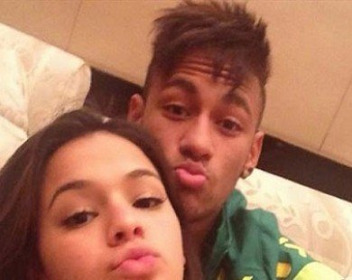 Quen thói trăng hoa, Neymar bị bồ đá đau