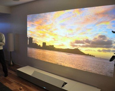 Máy chiếu mới của Sony biến bức tường thành TV 4K