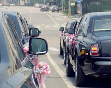 Đám cưới khủng với 10 chiếc Rolls-Royce Phantom diễu phố