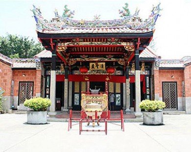Cận cảnh ngôi đền linh thiêng toàn rắn độc ở Đông Nam Á