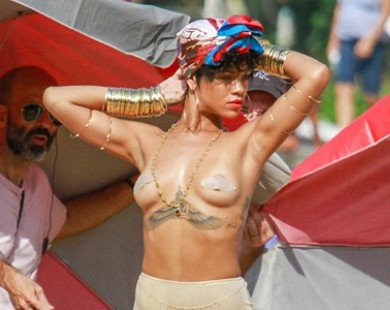 Rihanna khoe ngực trần nóng bỏng trên tạp chí Vogue
