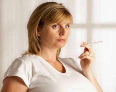 Hút thuốc lá trong suốt thai kỳ có thể làm trẻ bị đồng tính