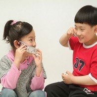 Những lưu ý khi cho con sử dụng điện thoại di động