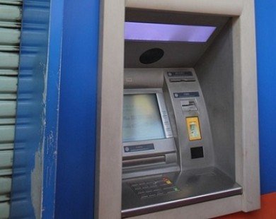 Làm gì khi ATM nhả tiền rách?
