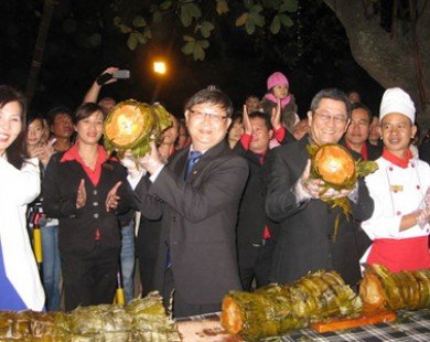 Khánh Hòa: Cắt chiếc bánh tét dài 39m bán làm từ thiện