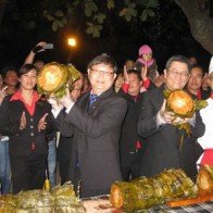 Khánh Hòa: Cắt chiếc bánh tét dài 39m bán làm từ thiện