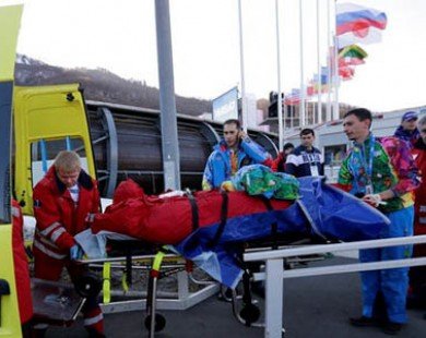 Olympic Sochi: Xe trượt lòng máng đâm gãy chân nhân viên