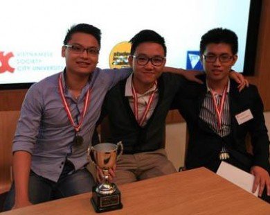 Đội DNST giành giải nhất cuộc thi đầu tư ảo tại Anh