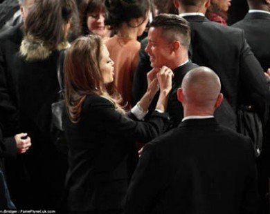 Brad Pitt và Angelina Jolie tông xuyệt tông trên thảm đỏ EE BAFTA