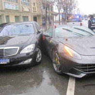 Đi đón dâu, Ferrari húc tung Mercedes S500