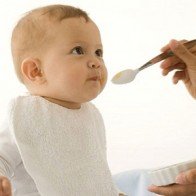 Ứng phó khi bé ngậm thức ăn