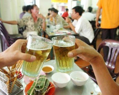 Mỗi người Việt uống 100 chai bia/năm