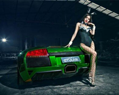 Chân dài nóng bỏng “đốt mắt” bên siêu xe Lamborghini Murcielago