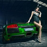 Chân dài nóng bỏng “đốt mắt” bên siêu xe Lamborghini Murcielago