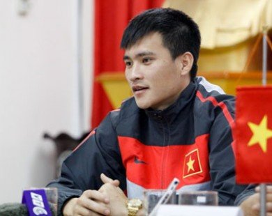 Công Vinh nhận băng đội trưởng tuyển Việt Nam sau 5 năm chờ đợi