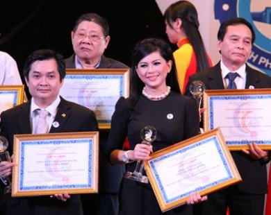 Mẹ chồng Tăng Thanh Hà nhận giải Bông hồng vàng