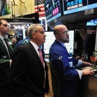 Chứng khoán Mỹ thăng hoa bất chấp căng thẳng ở Ukraine