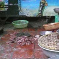 Cua xay, thịt lợn băm sẵn: Bẩn không thể tả