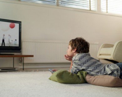 Cho trẻ xem tivi thế nào mới đúng?