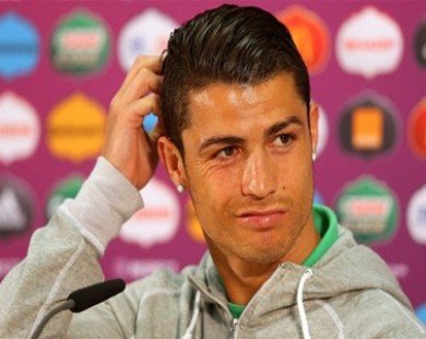 Ronaldo thường khiến trọng tài phải đợi vì bận soi gương
