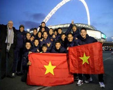 Cầu thủ U19 mang cờ Việt Nam tới sân Wembley