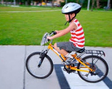 Giúp con tự tập đi xe đạp