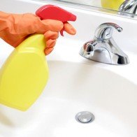 Mẹo hay làm sạch phòng tắm nhờ chanh tươi