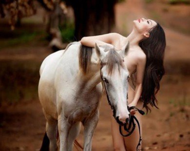Cao Thùy Linh nude 100% bên ngựa trắng giữa thiên nhiên hoang sơ