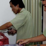 Phát hiện gần 1.000 lọ nước hoa nghi giả nhãn hiệu nổi tiếng