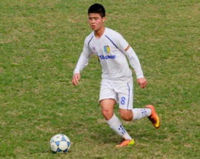 Tuyển thủ U19 Việt Nam sút phạt theo phong cách Beckham